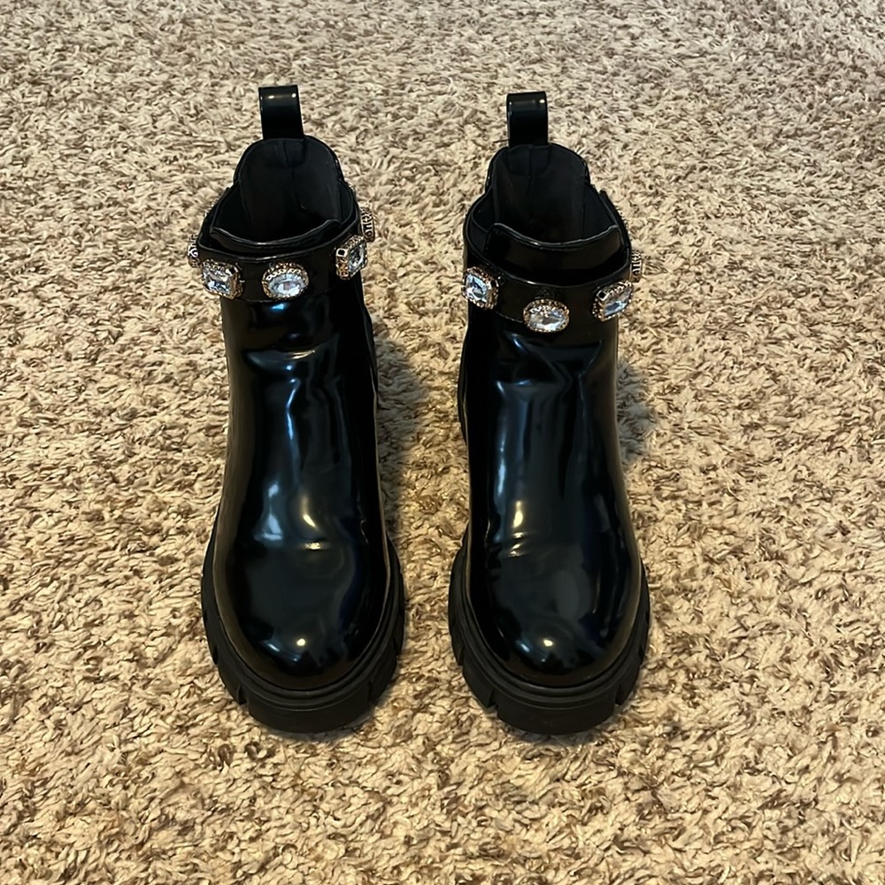 Madden Girl Honeyy Chelsea Boot, Women's Size 7 M, Black